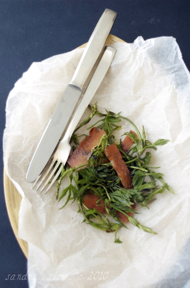 Insalatina di bruscondoli, salame di salmone caramellato